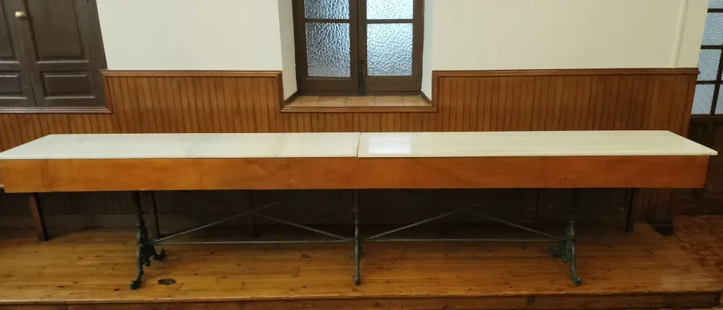 051 4 mesas de refectorio con pie de forja con 3 patas, 8 cajones y encimera de marmol en 2 piezas (3).webp