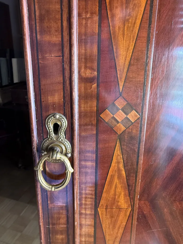 0115 Armario libreria de madera de caoba con marquetería (3).webp