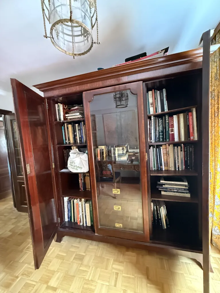 0115 Armario libreria de madera de caoba con marquetería (2).webp