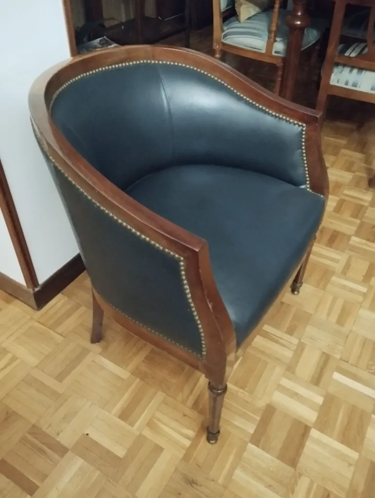 0117 Butaca de caoba, estilo imperio, tapizada en piel, azul marino (4).webp