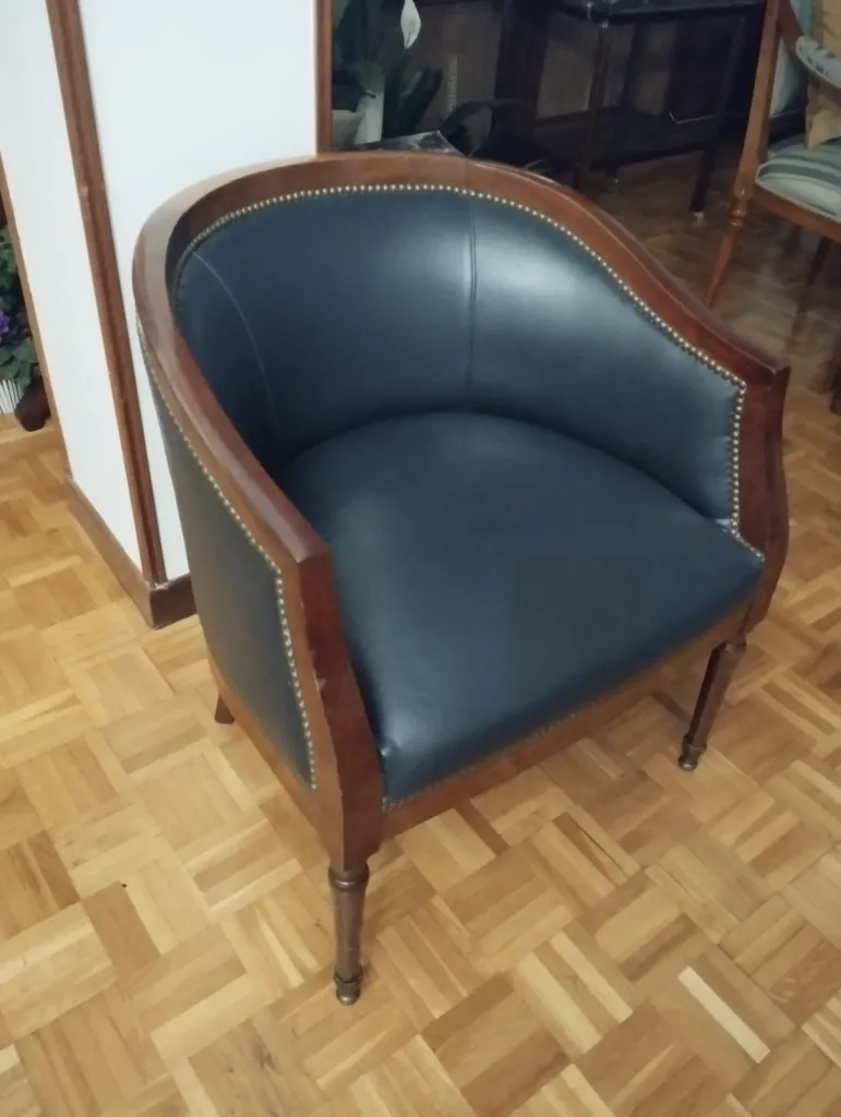 0117 Butaca de caoba, estilo imperio, tapizada en piel, azul marino (3).webp