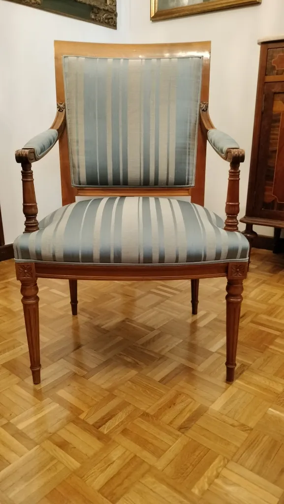 0104 2 sillobnes de brazos de madera de nogal, (1).webp