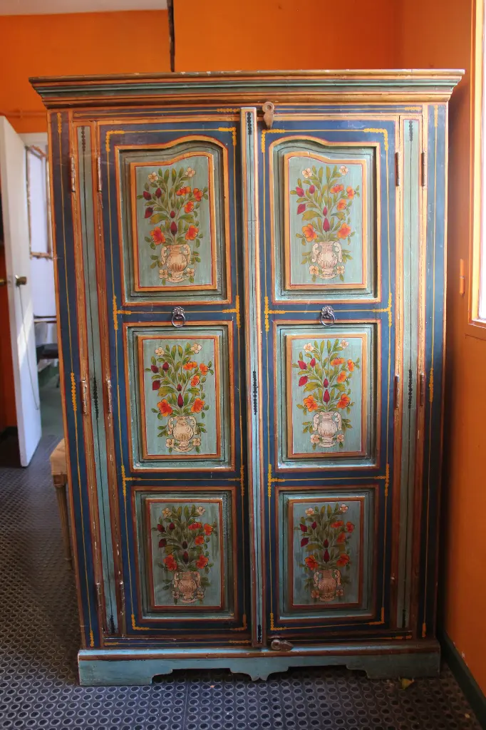 Armario centroeuropeo  estucado y pintado a mano