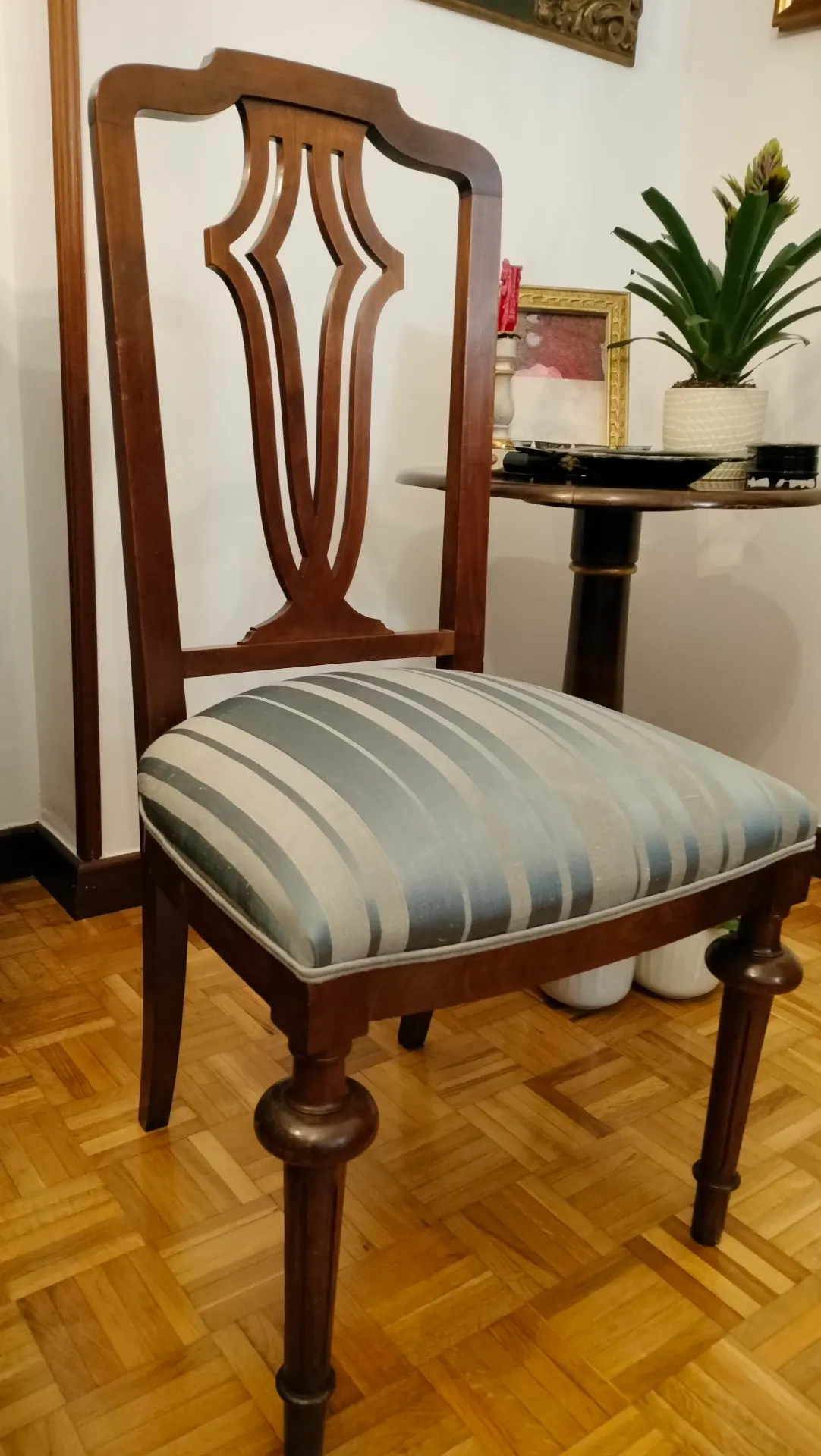 Seis sillas de madera de cerezo, tapicerías de seda y lino
