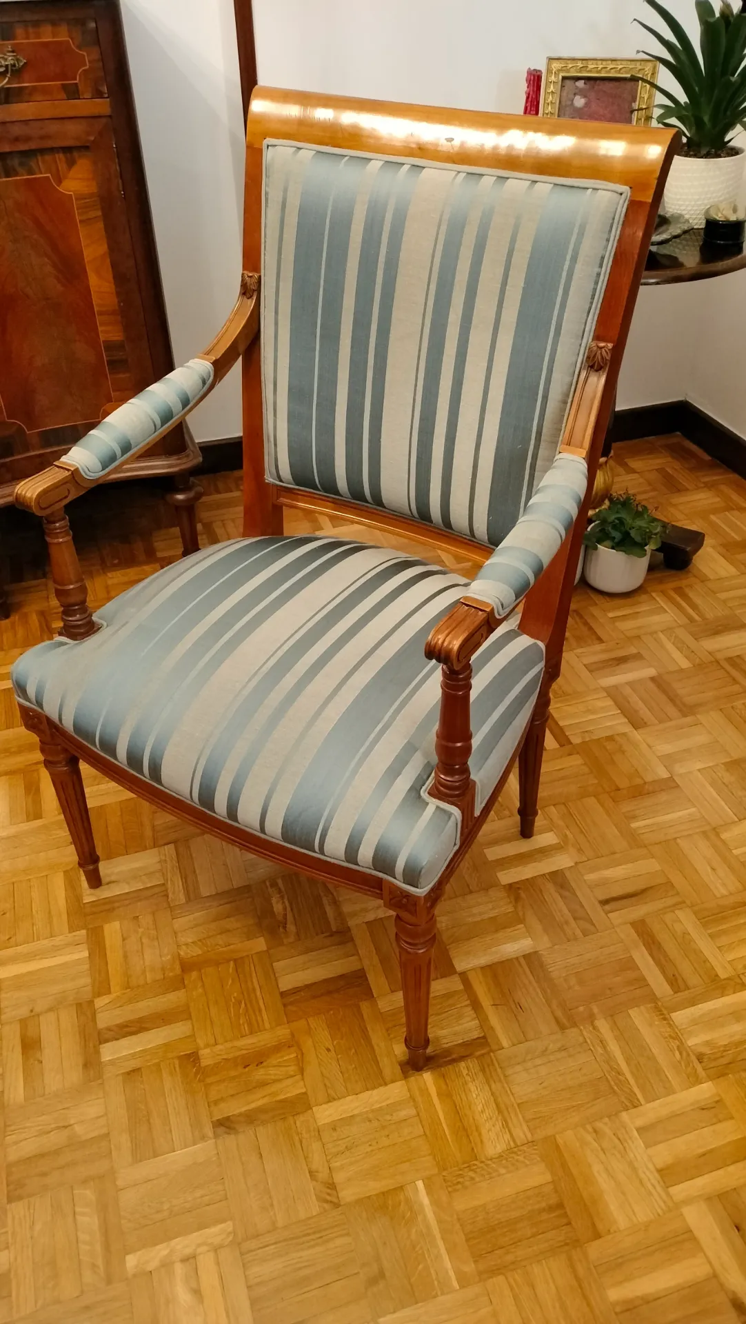 Pareja de sillones de brazos de madera de nogal