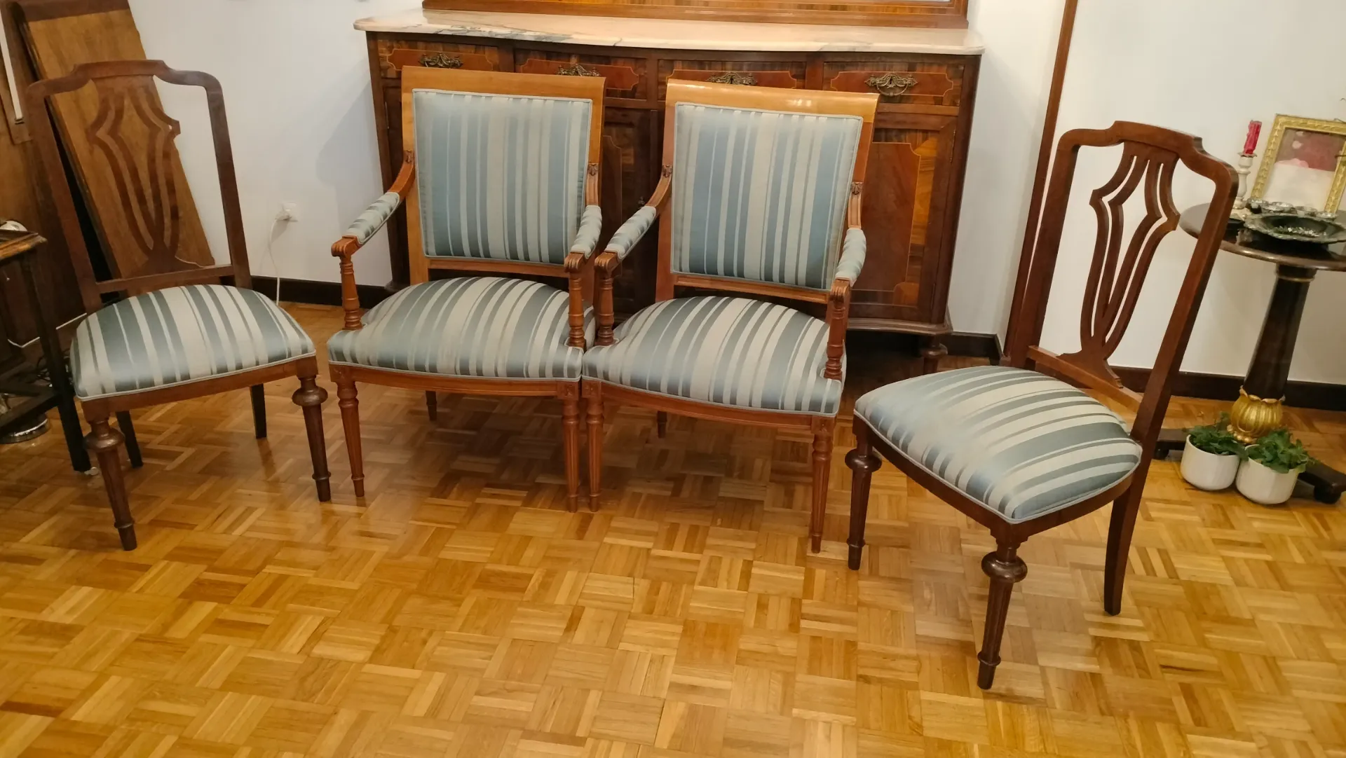 Conjunto de seis sillas y dos sillones