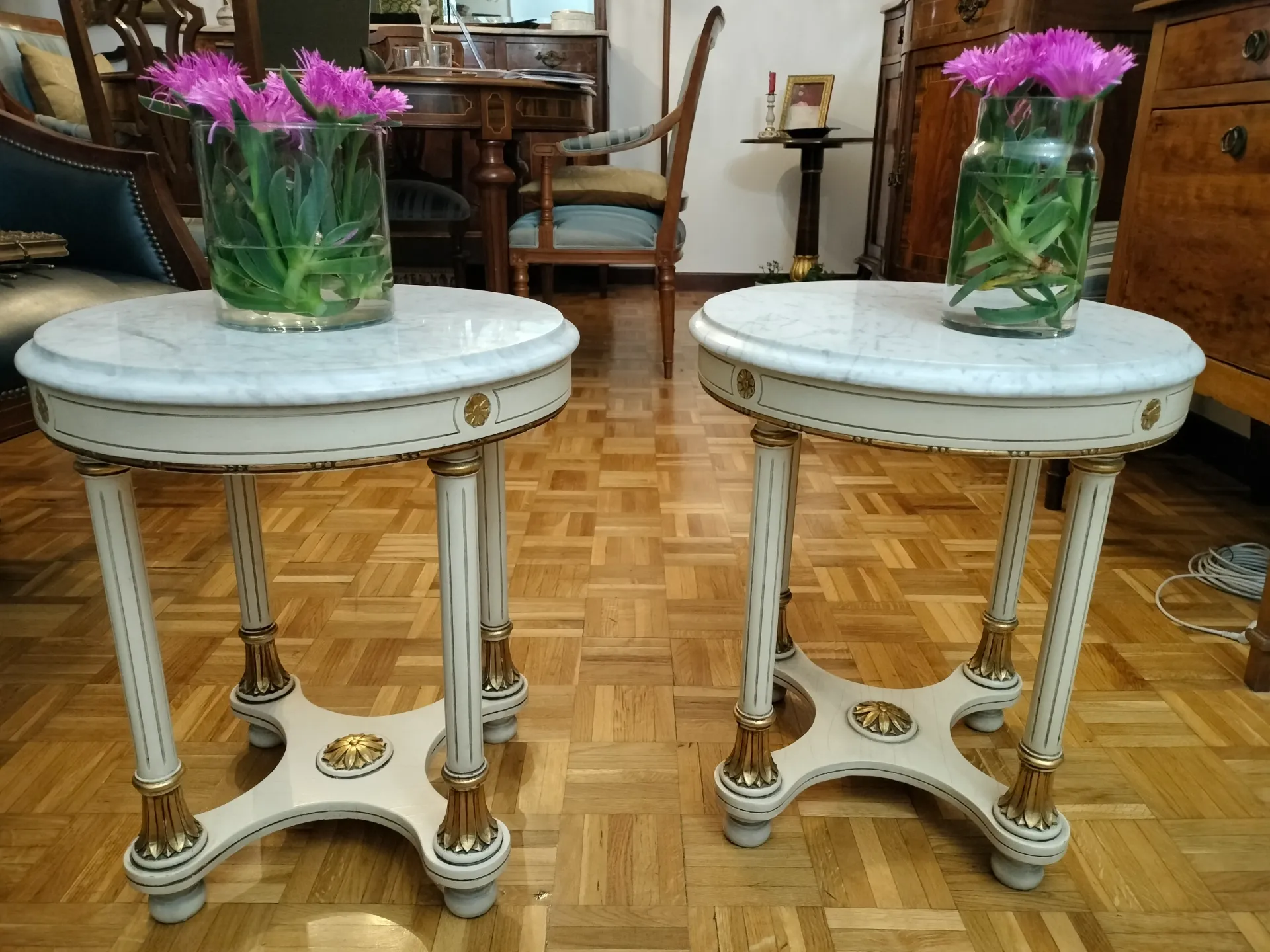 Conjunto de dos mesas auxiliares de mármol lacadas en blanco y dorado