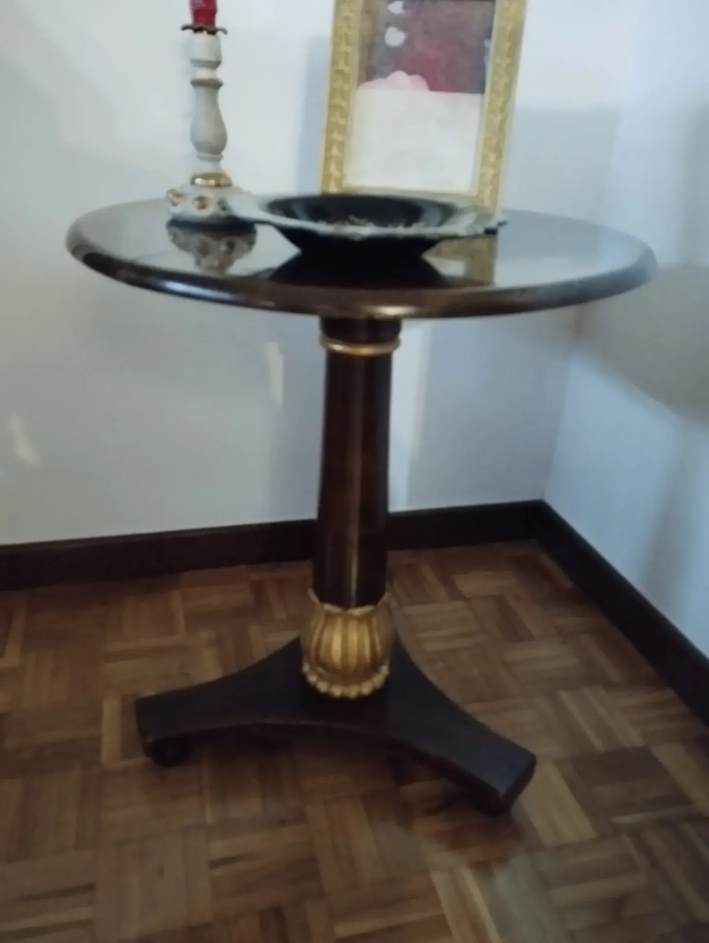 Mesita velador de nogal macizo estilo imperio
