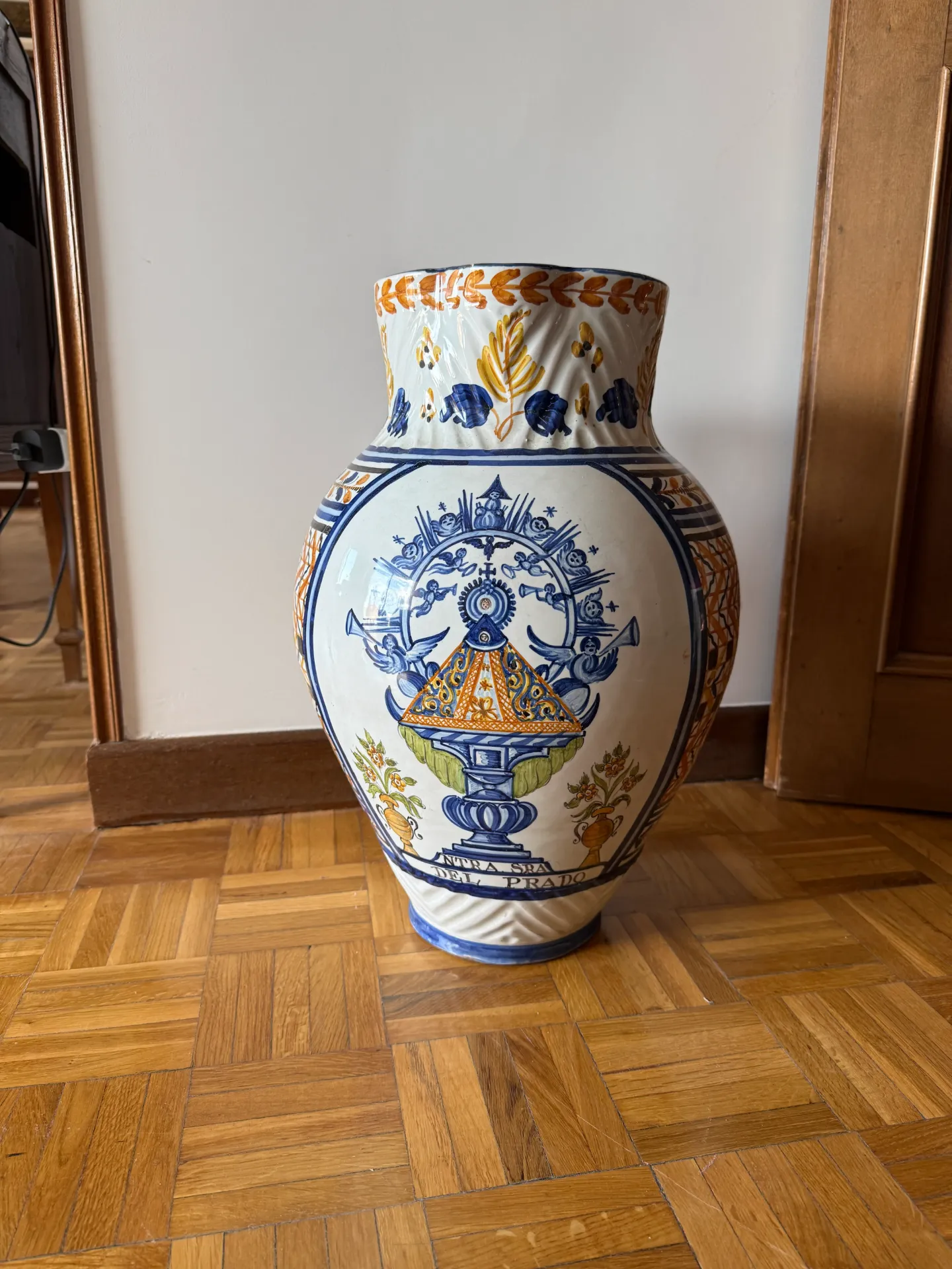 Jarra de cerámica con Virgen del Rosario
