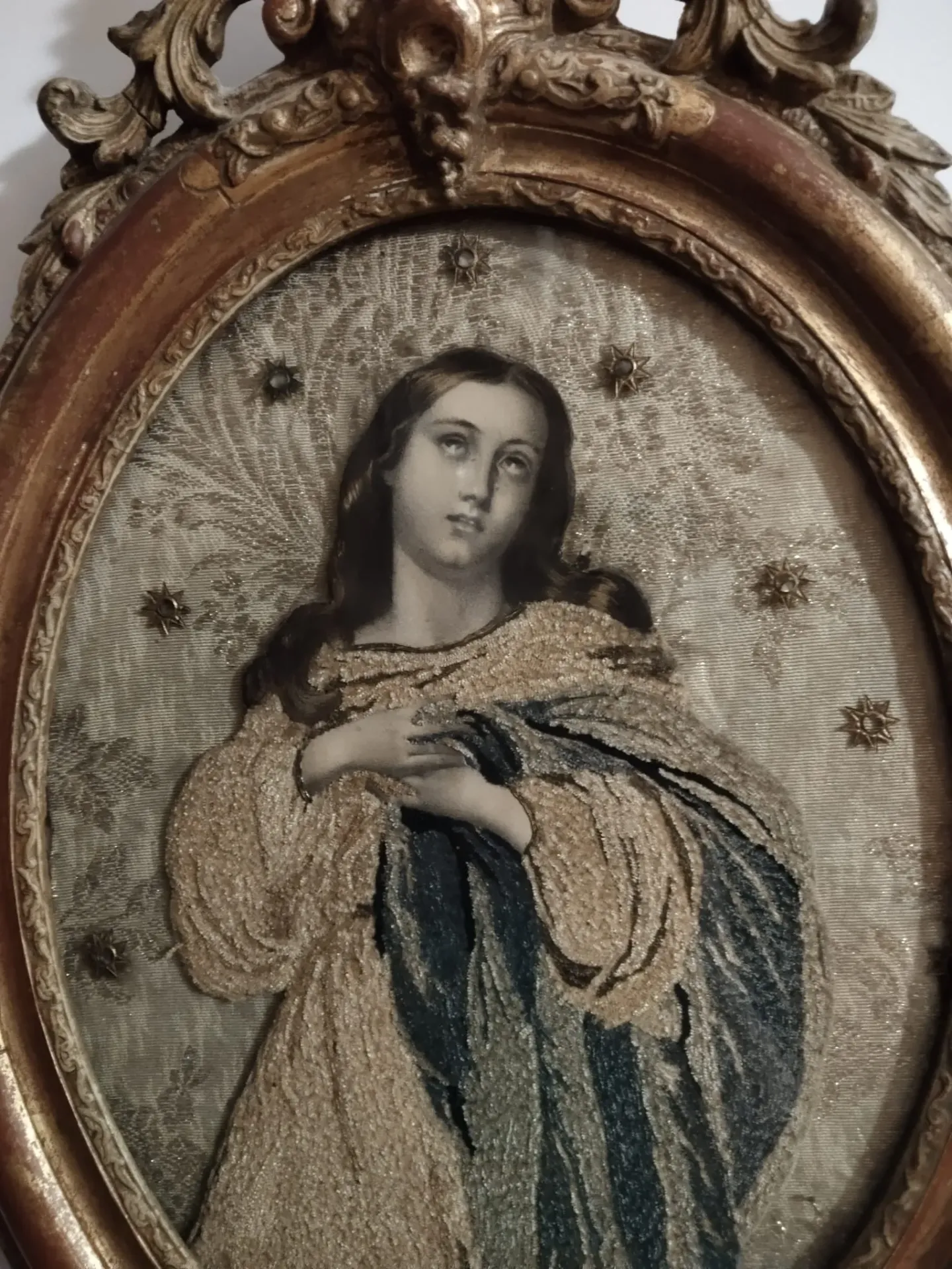 Antiguo bordado devocional de la Inmaculada Concepción sobre seda