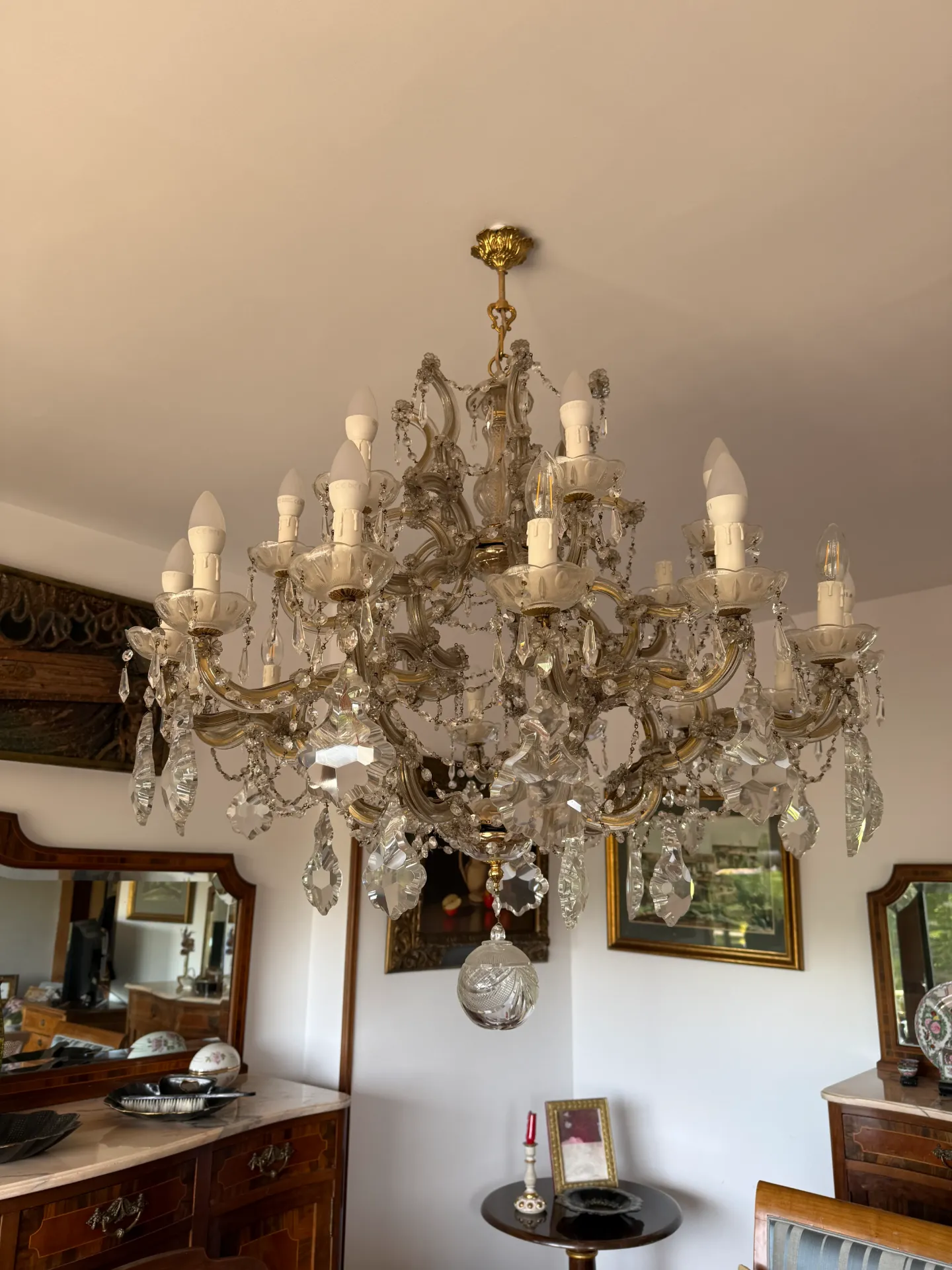 Gran lámpara de araña de cristal de roca de 18 luces estilo María Teresa