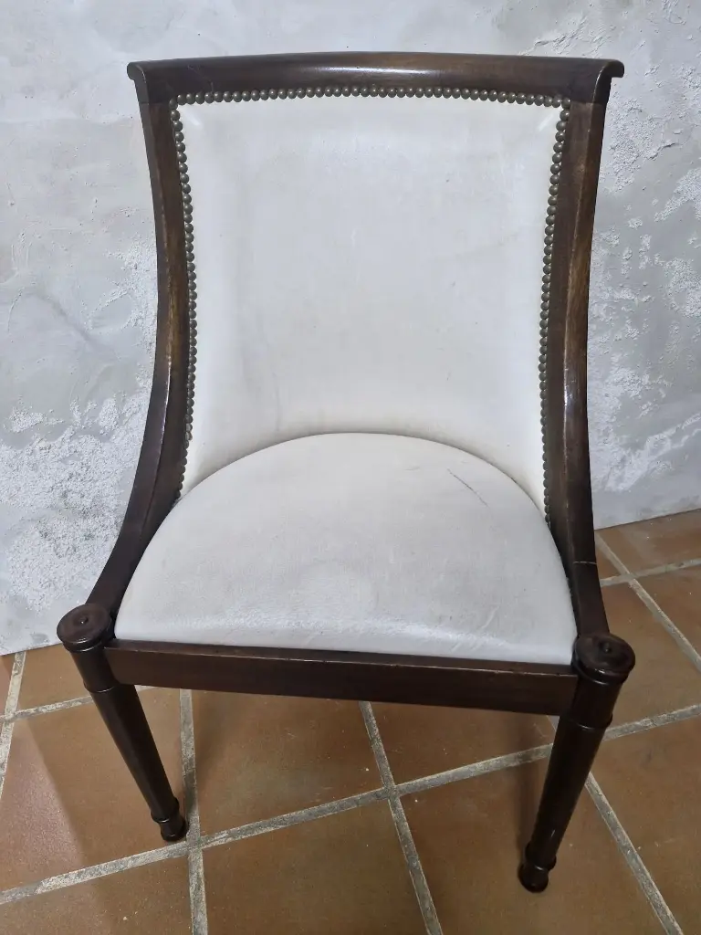 Dos butacas imperio de madera de caoba y tapicería de piel