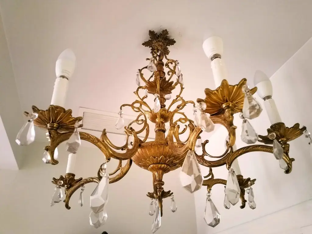 Lámpara Luis XV en bronce dorado con decoración vegetal y lágrimas de cristal facetado