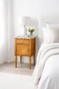 Mesita de noche en mármol blanco y madera de frutal