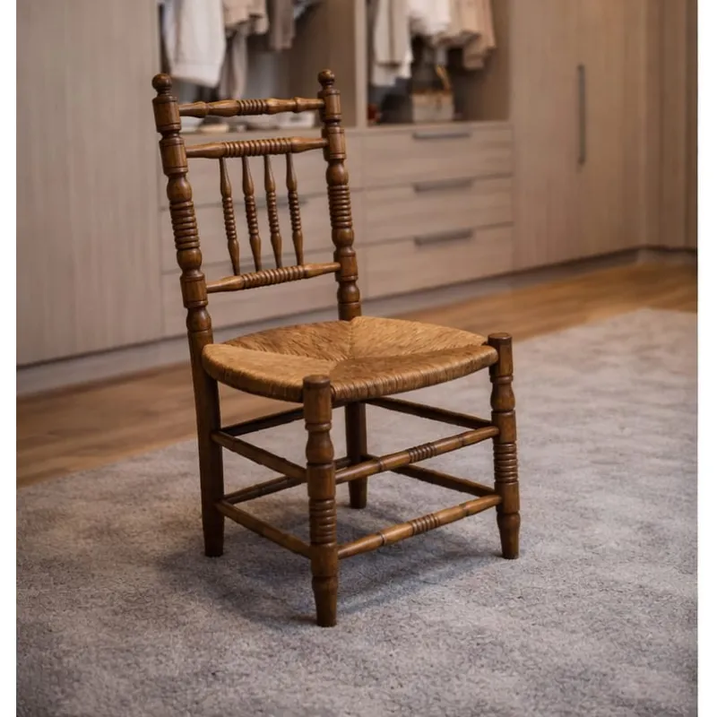 Diez Sillitas Torneadas con Asiento de Enea de Costura y Madera de Haya