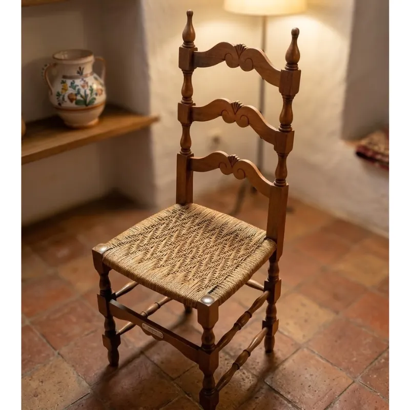 Pareja de sillas de roble con asiento de cuerda