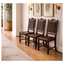 Cuatro sillas de asiento y respaldo de cuero repujado