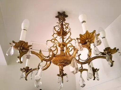 Lámpara Luis XV en bronce dorado con decoración vegetal y lágrimas de cristal facetado